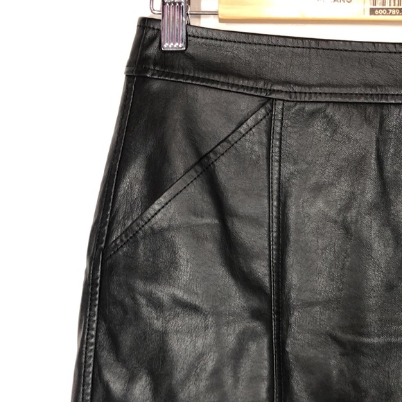 Express black faux leather mini skirt size 6 - Picture 2 of 9